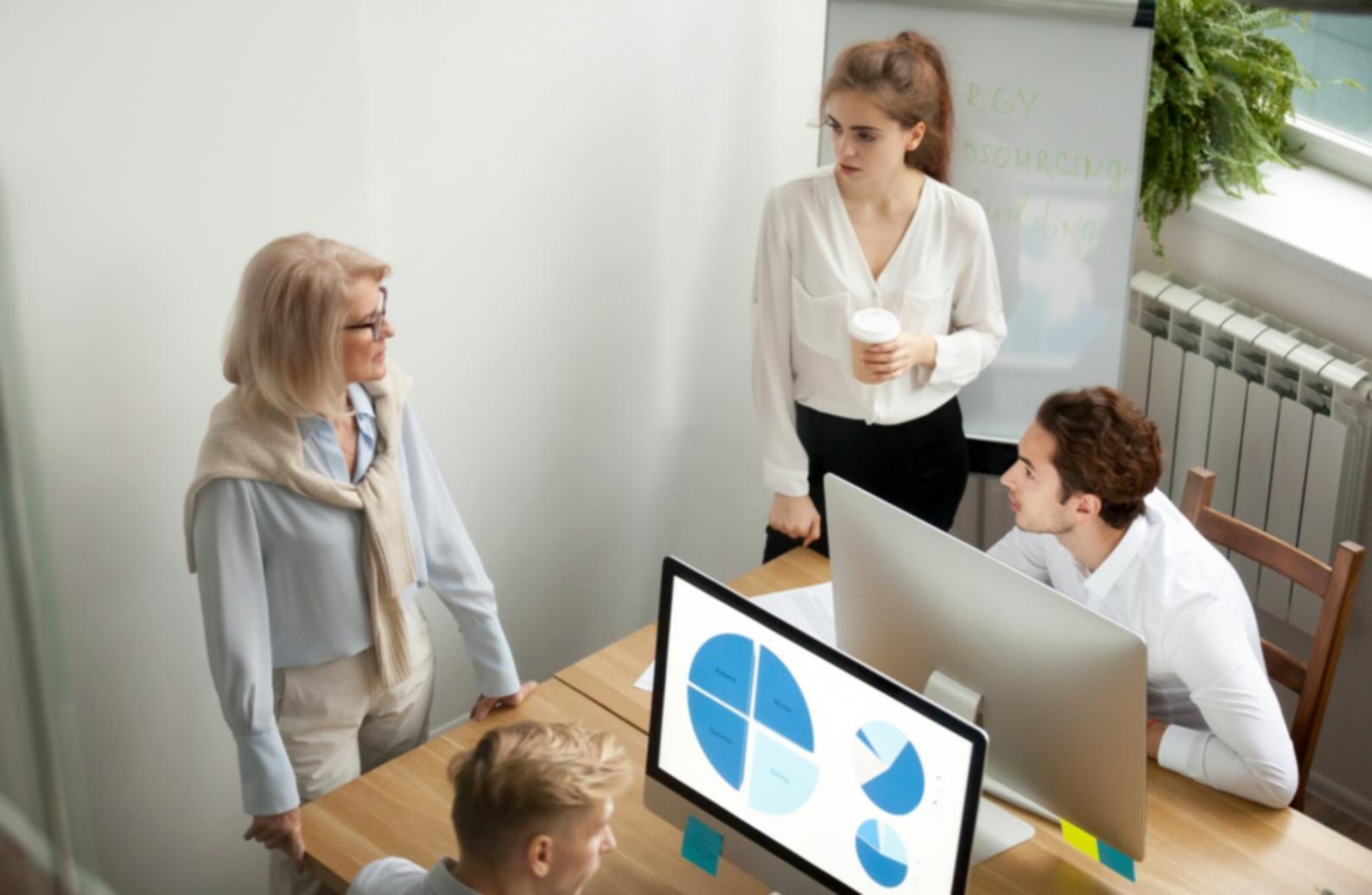 Personne travaillant sur un ordinateur portable avec des documents financiers