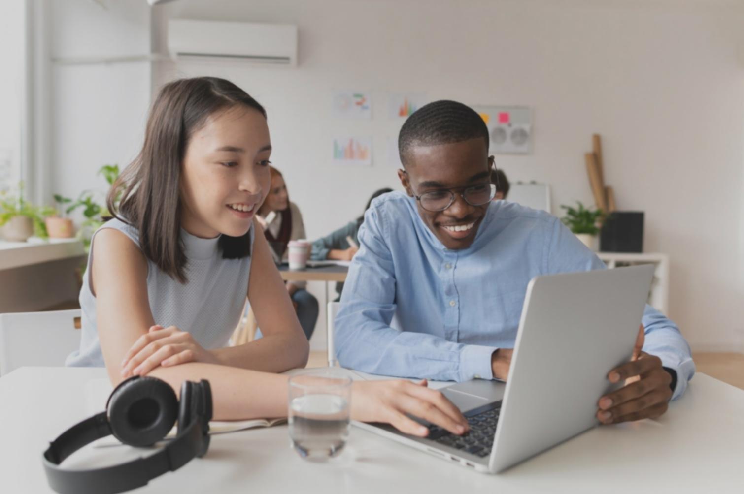 Espace de travail organisé avec ordinateur et documents financiers